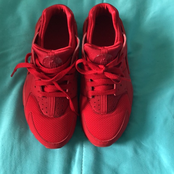 Red nike's - Picture 2 of 3